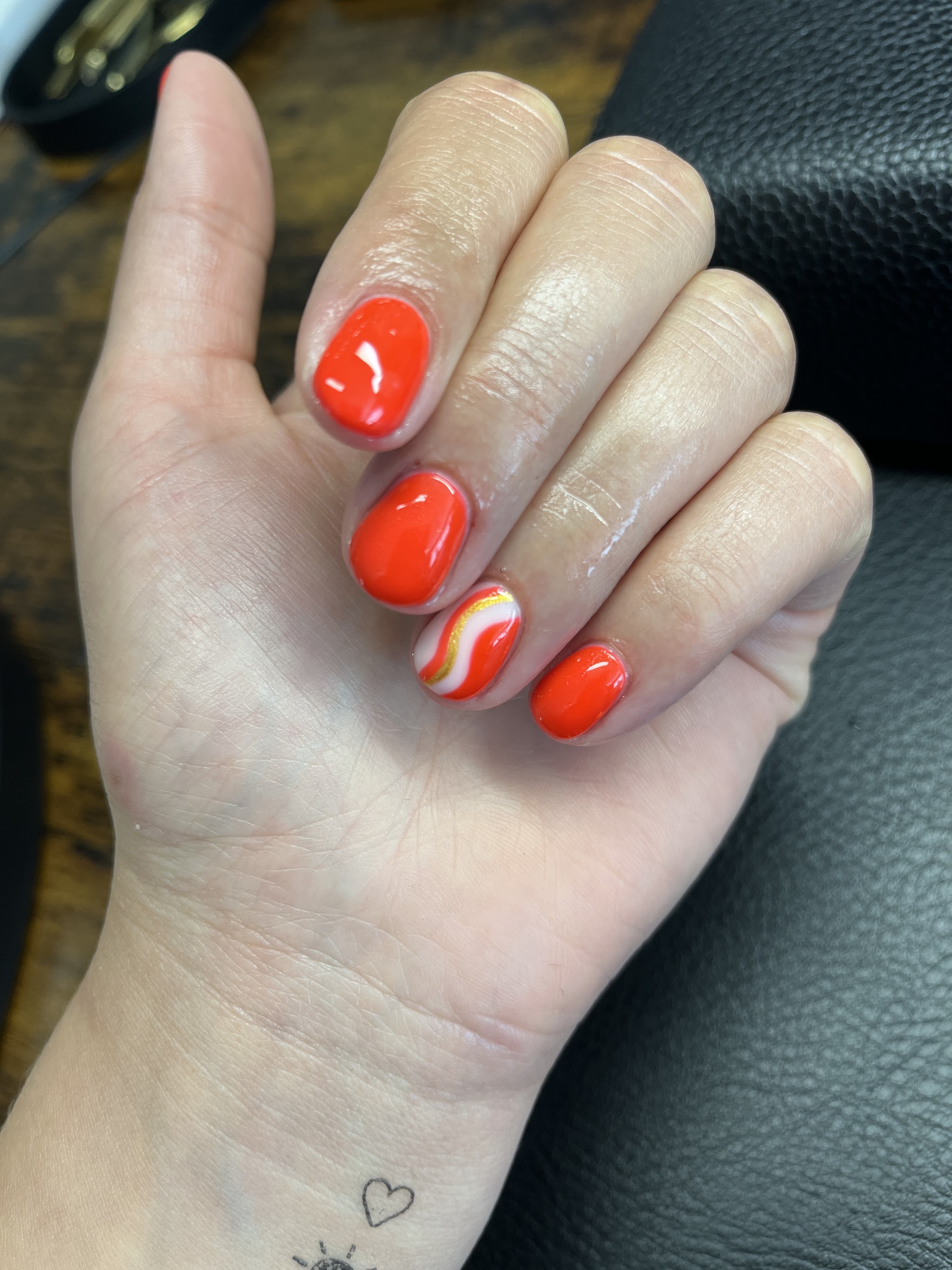 Oranje gellak met een golf in nail art