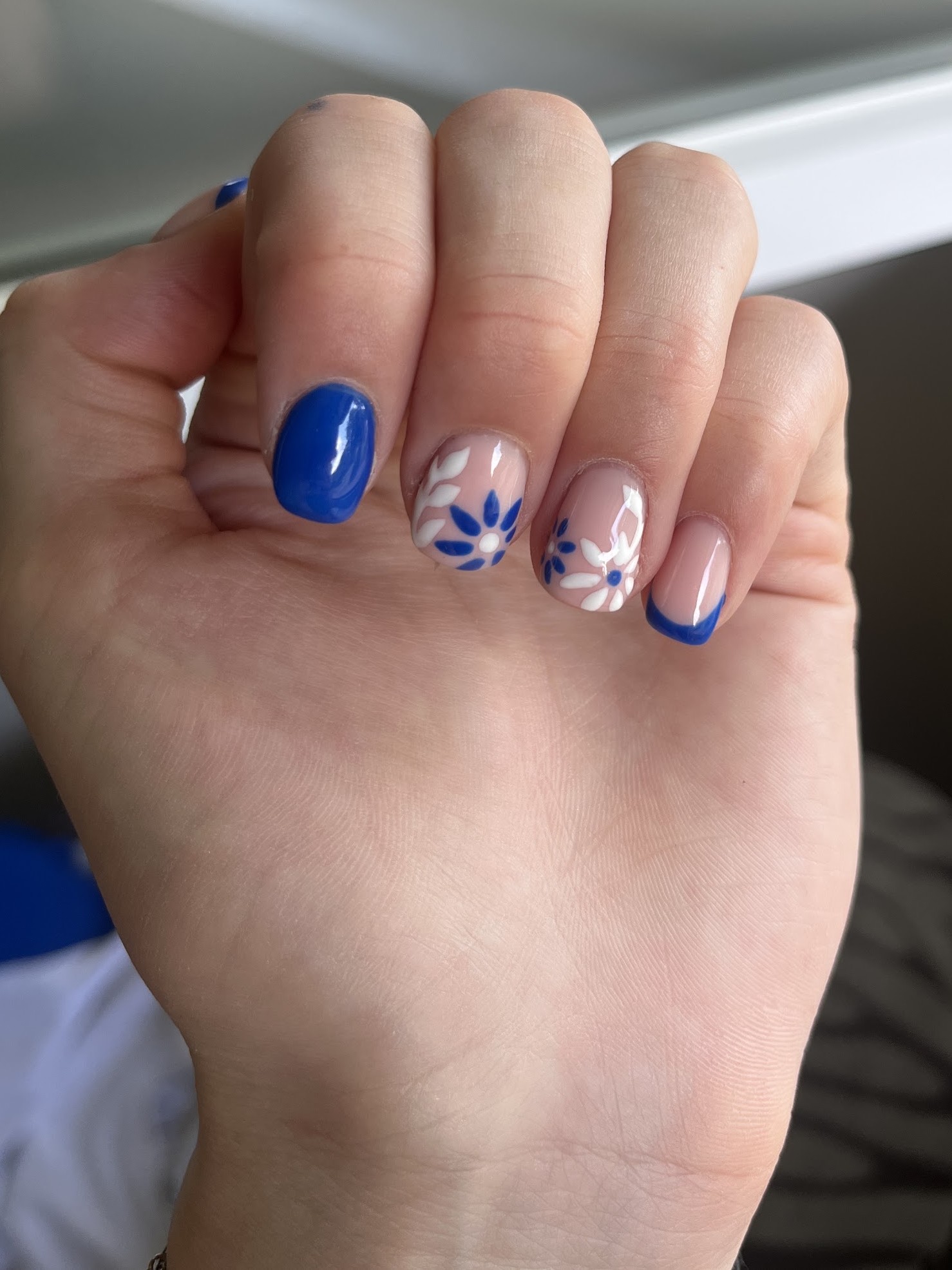 Kobaltblauwe nagels met blauwe bloemetjes